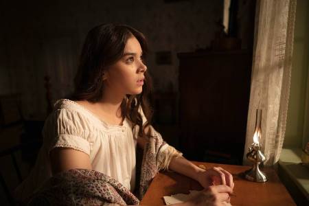 A tradução literária é uma luta com palavras, sublime ou vã (Na foto, Hailee Steinfeld no papel de Emily Dickinson na série da Apple TV)