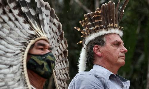 Bolsonaro de cocar em São Gabriel da Cachoeira (AM), em maio deste ano 