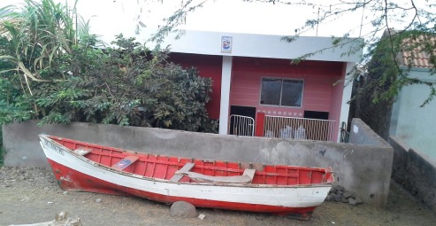 Na bucólica paisagem de Cabo Verde tem barquinhos coloridos, como na fotografia de um disco da Cesária Évora