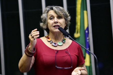 Erika Kokay: "de forma rude e grosseira, Ibaneis rejeitou a proposta de emenda de bancada ao Orçamento da União de 2020 para reformar o Teatro Nacional em troca da manutenção dos recursos do FAC". (Foto: Michel Jesus/CD)
