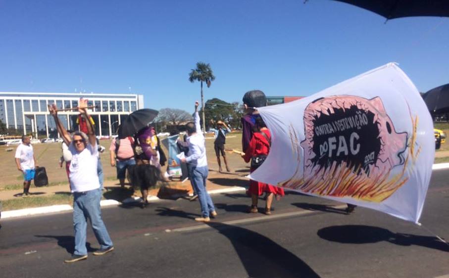 Movimento cultural do DF na porta do Buriti protesta contra a destruição do FAC