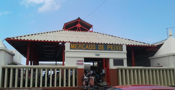 O Mercado de Peixe, na beira do mar, fervilha de gente: os que trabalham, os que compram, num entra-e-sai dos pequenos barcos que chegam e partem o tempo todo. 