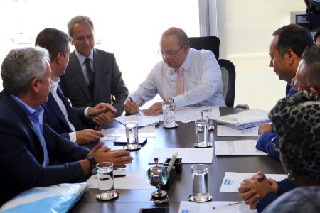 Governador Ibaneis Rocha assina convênio com a Vila Isabel para o carnaval 2020. Nada ainda sobre a reforma do Teatro Nacional. Secretário demite cinco da gestão do FAC. E mais: Aruc protesta.