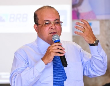 Governador do DF, Ibaneis Rocha, quer criar 3 cargos na diretoria da Adasa e mais 11 CNEs. Deputada distrital Arlete Sampaio diz que isso não passa de "um cabide de emprego". (Foto:Renato Alves/Agência Brasília)