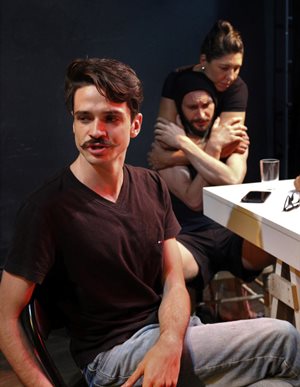 Cena da peça "Liberdade, Liberdade", de Millôr Fernandes e Flávio Rangel, com adaptações e direção de Alexandre Ribondi. Estreia hoje (29/11), no teatro da Casa dos 4, às 20h e fica em cartaz até domingo, 1/12. (Foto: Rui Miranda).