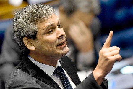 Lindbergh: "Este ambiente de criminalização da política não serve à democracia".