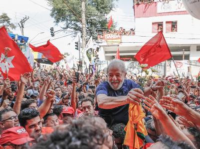 Angélica Torres: “Lula voltou revigorado, pletórico, decidido a restaurar os direitos do povo e as riquezas do país, que puseram a perder para o capital estrangeiro todos os seguidores deste desatinado, nefasto, traiçoeiro governo”.