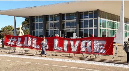 Mais de 70 parlamentares, de 12 partidos - de centro, de direita e de esquerda - foram ao STF pedir a revogação da decisão da juíza de Curitiba "por ser injusta, arbitrária e absolutamente desnecessária".