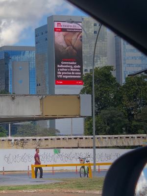 Painel do portal Metrópoles que foi retirado pela Agefis a pedido do governador Rollemberg (PSB). (Foto: Lilian Tahan)