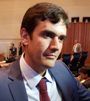 Alexandre Ribondi: “Existe uma ameaça latente nesse projeto, que também é revelador da personalidade rancorosa, insatisfeita, reprimida e doentia do deputado Rafael Prudente (foto). Por sua natureza pequena e pouco dada a manifestações intelectuais, ele certamente jamais entenderá o que possa ser dito sobre ele e sua participação na vida política do Distrito Federal”.