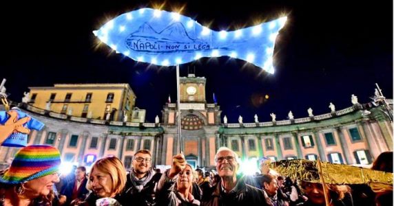 O Movimento das Sardinhas é suprapartidário, vinculado às organizações de base, radicalmente democrático e popular. Surgiu na Itália para derrotar o ex-ministro Matteo Salvini, amiguinho de Bolsonaro, na região da Emilia-Romagna.