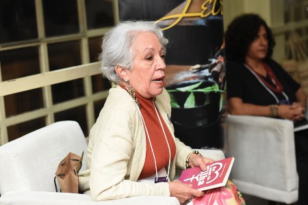 Sulamita: “A ideia do livro é não deixar que crimes desta natureza [feminicídios] se percam na memória nem se escondam entre quatro paredes do lar. Queremos chamar atenção para o imperativo de se rever os valores que sustentam os desarranjos das relações familiares, o machismo, a misoginia, a violência”. O livro retrata história verídica ocorrida nos anos 90 em Recife (PE). (Foto: Rafael Silva)