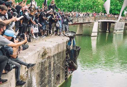 Antirracistas derrubam estátua de Edward Colston, traficante de escravos no Século XVII, em Bristol, Inglaterra, e a jogam no rio.