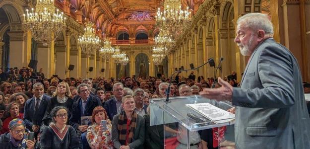 Lula discursa ao receber o título de Cidadão Honorário de Paris.