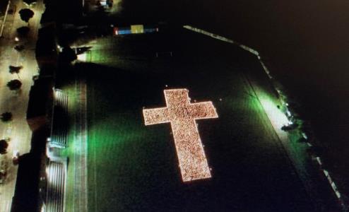 Vinte pessoas acenderam ontem duas mil velas em homenagem às vítimas da Covid no Estádio de Mutuípe, interior da Bahia (Foto: Divulgação/Drone Service Cristiano)