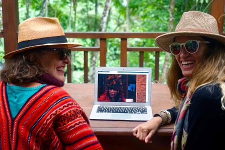 Celina Sodré, Célia Maracajá (na tela) e Clara Choveaux em foto de Léo da Selva