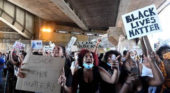 O filósofo Michael Walzer alerta para o fato de que as ‘políticas de identidade’ nos EUA levaram a movimentos separados: negros, hispânicos, mulheres, gays.