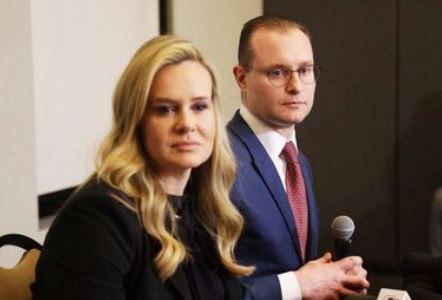 Advogados Cristiano Zanin e Valeska Teixeira Zanin: “A decisão de Fachin é o reconhecimento de que sempre estivemos corretos nessa longa batalha jurídica... mas ela não tem o condão de reparar os danos irremediáveis causados pelo ex-juiz Sergio Moro e pelos procuradores da “lava jato” ao ex-presidente Lula, ao Sistema de Justiça e ao Estado Democrático de Direito”.