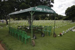 Uma cidade também se constrói com sambas de “amanhã vai ser outro dia”, puxados pela Esperança sepultada, quem sabe agora em vias de ressurreição