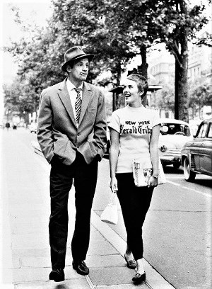 Jean Seberg em cena ao lado de Jean-Paul Belmondo, como vendedora de jornal pelas ruas de Paris