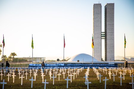 Os organizadores da instalação dizem que “para que a vida da população seja preservada, o governo Bolsonaro/Mourão tem que ter um fim. Trata-se de uma questão de vida ou de morte”.