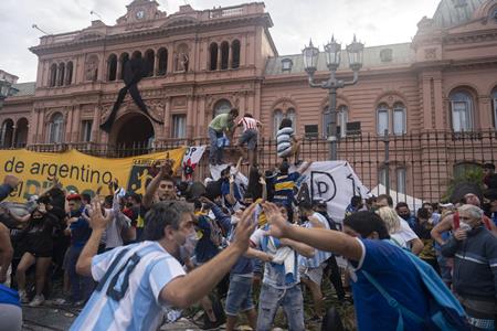 Jornalistas e analistas podem pretender denunciar Diego Maradona, que de nada adiantará. Canalha e pérfido, vai continuar sendo um deus