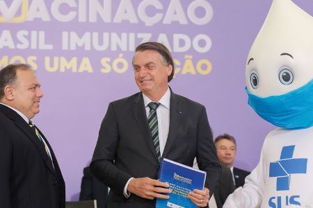 Dioclécio Luz: “Por que o governo federal gasta milhões de reais em campanha de vacinação se o presidente desfila sem máscara, desrespeita todos os protocolos sanitários. Qual será a eficácia de uma campanha como essa?”.