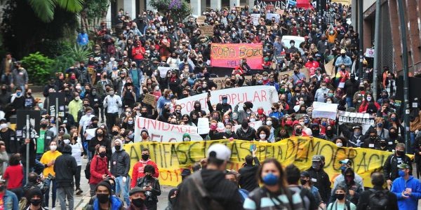 “É hora do basta a esse governo federal que promove a morte. É hora de recompor a sociedade e retomar o caminho da democracia e do diálogo. Participemos das manifestações populares, de forma segura, solidária e pacífica”