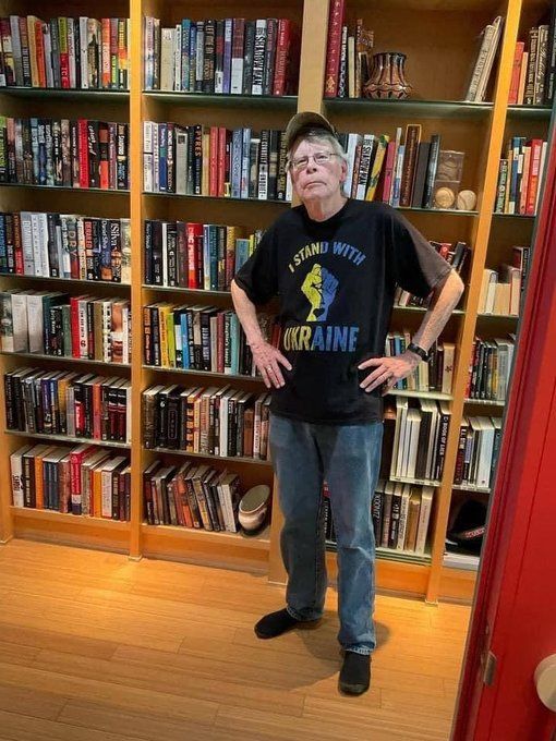 Zelensky diz a Putin: “Vamos fazer um filme e o roteirista é o Stephen King (foto). Por enquanto estamos pensando no título "Putin, o Estranho"