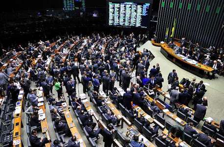 Câmara tira dos servidores para dar ao deputados