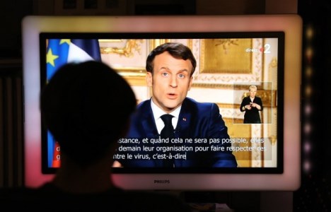 Macron: "Nous sommes en guerre sanitaire" (Estamos em guerra sanitária).