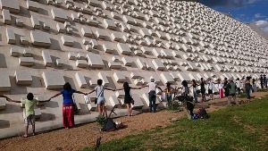 Poetas e atores de Brasília atuam na obra, declamando os minitextos cantados por um coro de 50 vozes