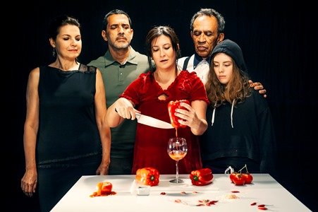 O espetáculo Atrás das paredes, de Santiago Serrano, tem no elenco Chico Sant’Anna, André Deca e Daniela Vasconcelos. Atrizes convidadas: Bianca Terraza e Carmem Moretzsohn. (Fotos: Alexandre Magno)
