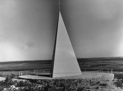 Ermida Dom Bosco, sobre o paralelo 15: um monumento à enorme cascata inventada pelos políticos goianos para garantir a construção de Brasília no Quadradinho de Goiás. (Foto: Arquivo Público do DF).