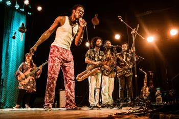 Segunda edição do tributo Fela in motion, com atração internacional do mestre multi-instrumentista nigeriano Ìdòwú Akínrúlí em homenagem à Fela Kuti