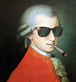 ACQ: “Mozart é tido por muitos como o músico mais perfeito de todos, por sua clareza harmônica, invenção melódica, equilíbrio, eufonia. Ele transpunha para o papel, quase sem correções, a música que já havia composto na cabeça. É como se ele tivesse sido inspirado por anjos. Só que não.”