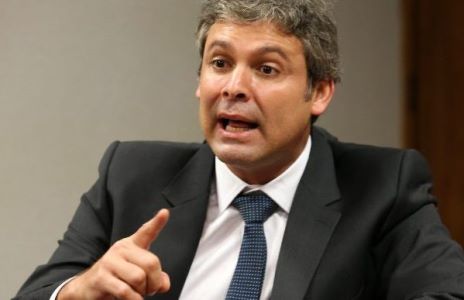 Lindbergh Farias: “É necessário diálogo com amplos setores que tenham compromisso com a reconstrução da economia do país para dar, mais uma vez, oportunidade da população mais pobre sonhar com acesso à educação, emprego e renda” (Foto: Lula Marques)