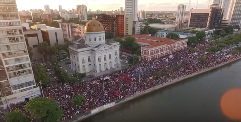 Ato em Recife em defesa da educação e da previdência